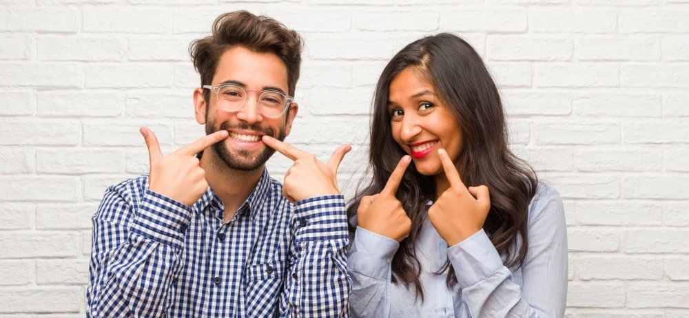 homme et femme fiers de leur santé buccodentaire