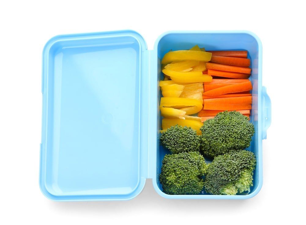 crudités dans une boîte de plastique