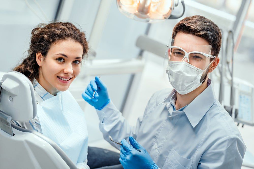 dentiste et patiente satisfaite
