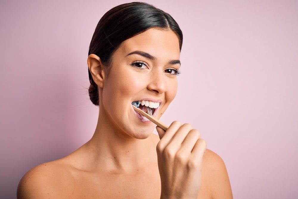 Femme se brossant les dents
