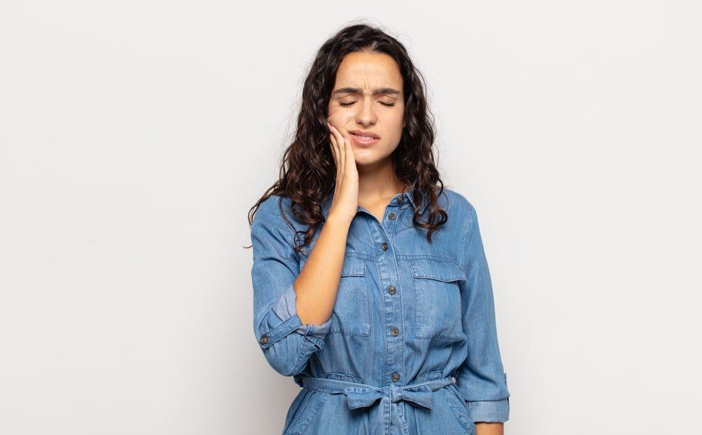 Jeune femme qui a mal aux dents