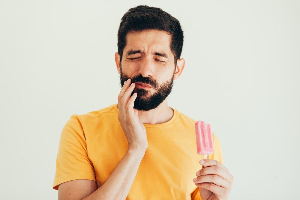 Homme aux dents sensibles
