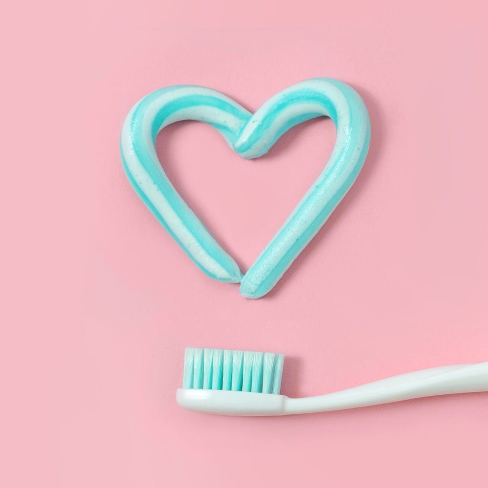 matériel hygiène dentaire - brosse à dent et coeur de dentifrice