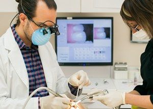 LUNETTES DE TRAVAIL AVEC LOUPES ET LUMIÈRES INTÉGRÉES