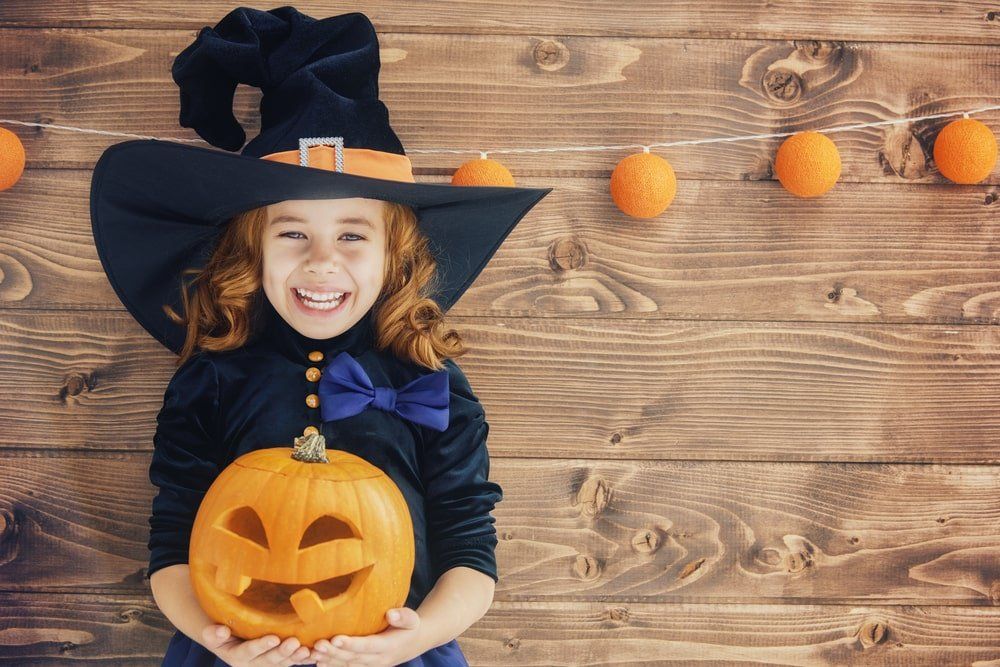 fillette déguisée en sorcière pour l'Halloween