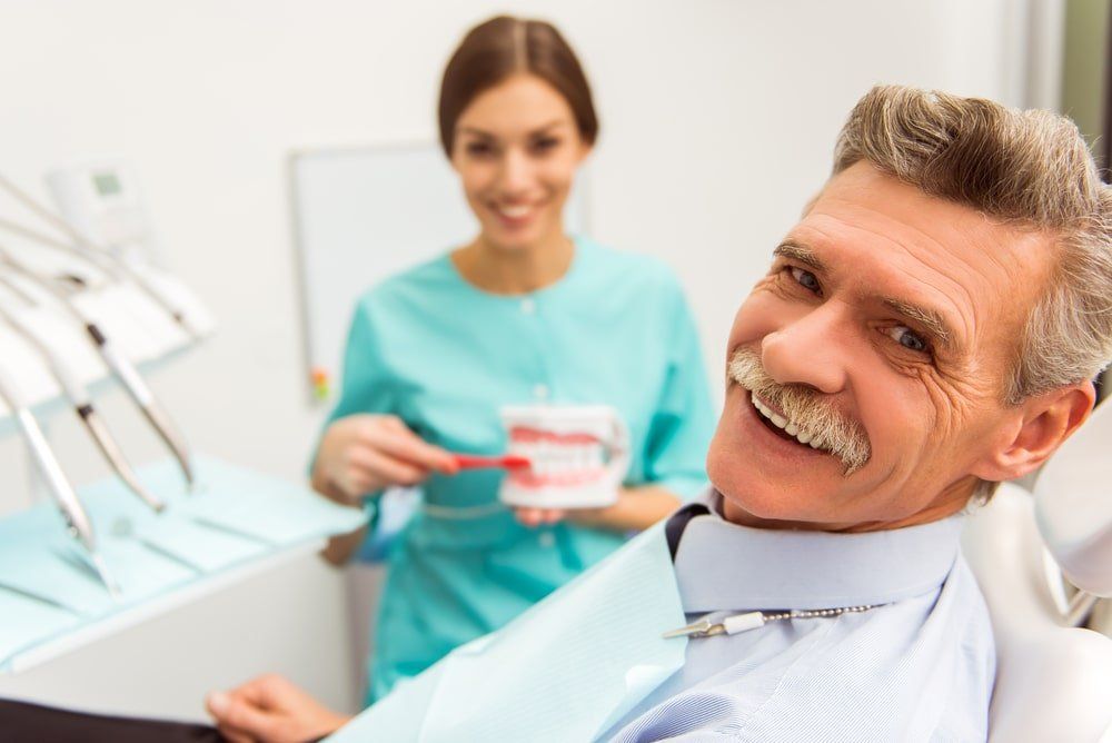 Homme âgé chez le dentiste