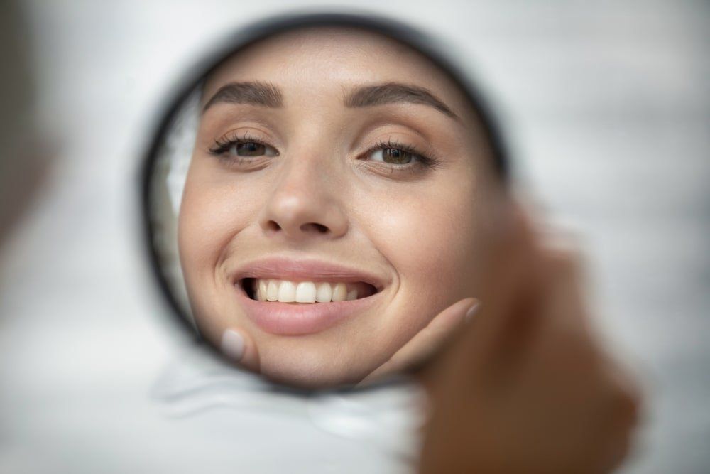 Une femme avec un beau sourire qui a reçu des traitements de dentisterie esthétique