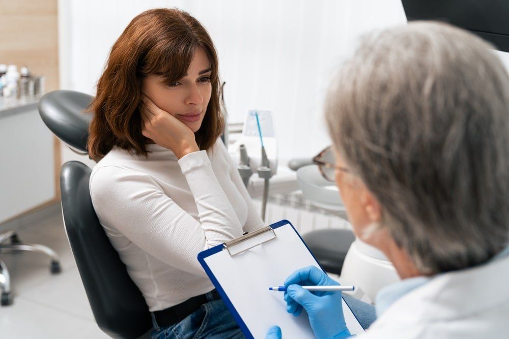 Une femme consulte son dentiste pour une urgence dentaire