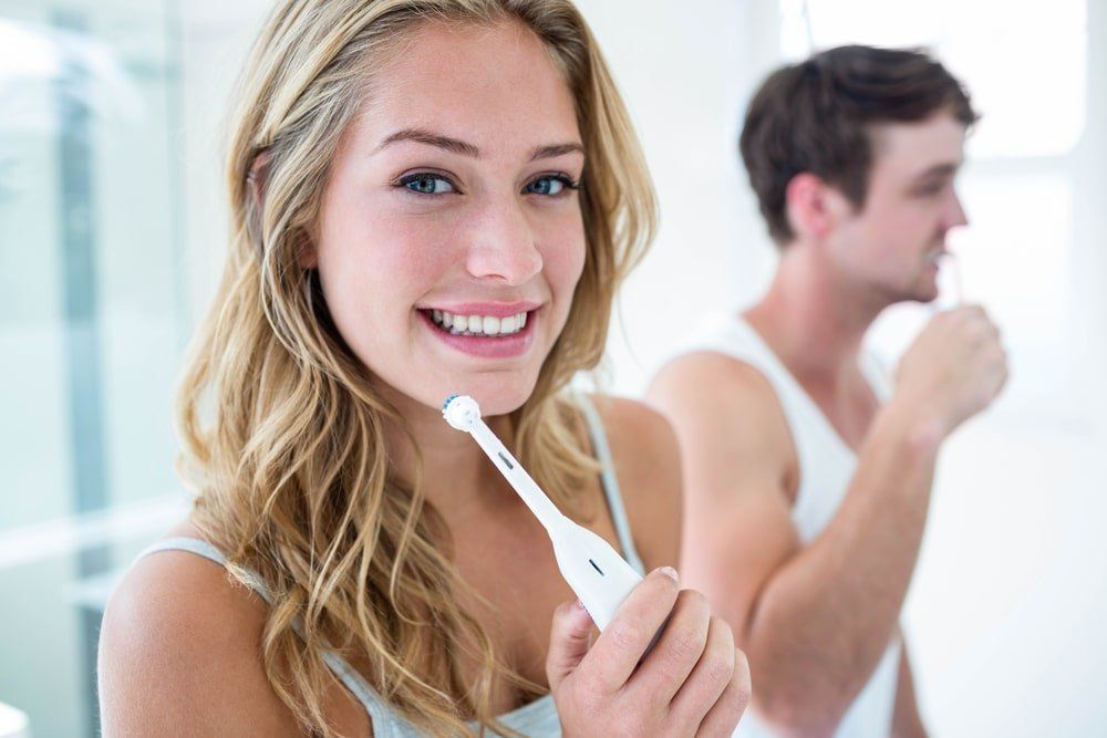 couple se brossant les dents