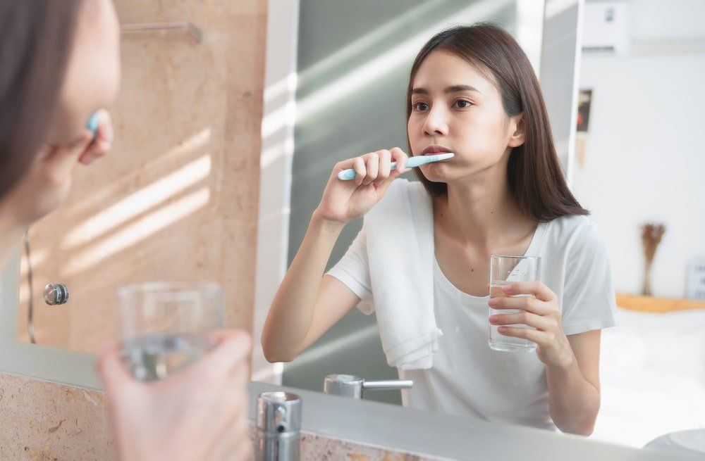 adolescente qui se brosse les dents
