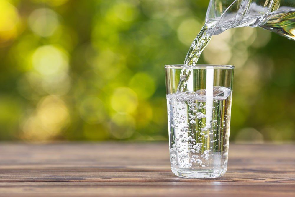 verre d'eau sur une table extérieure