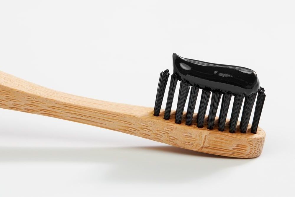 Dentifrice au charbon sur une brosse à dents
