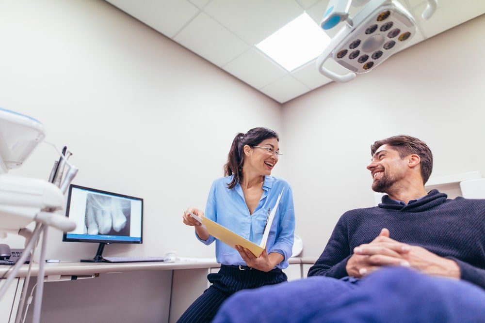 Une discussion entre la dentiste et son patient