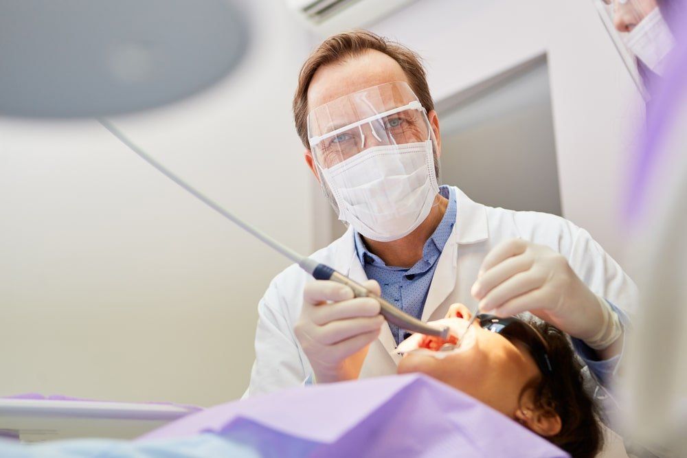 Un dentiste et sa patiente