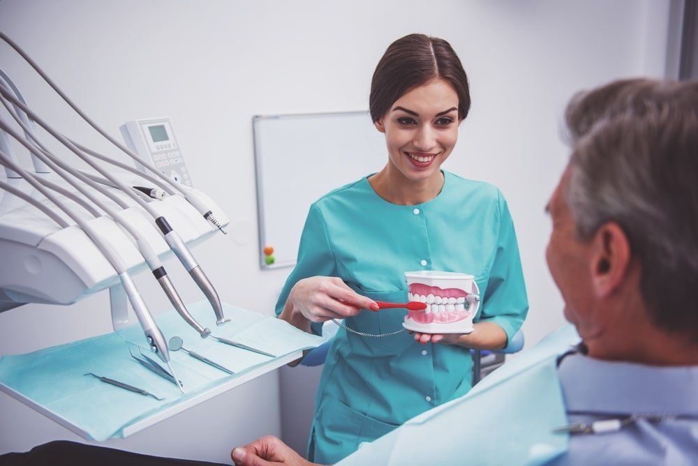 Une hygiéniste dentaire et son patient