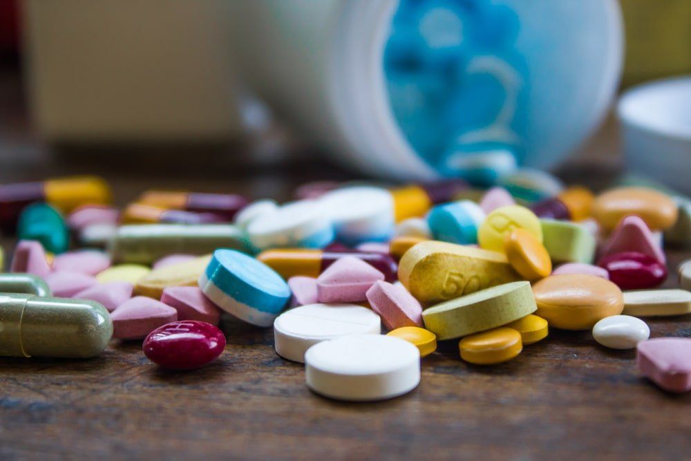 médicaments sur une table