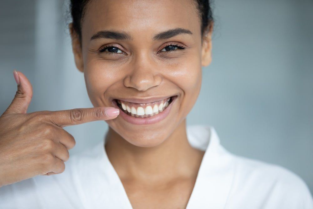 Femme qui pointe ses dents