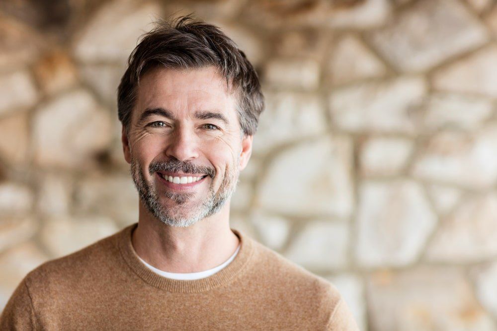 Homme mature souriant