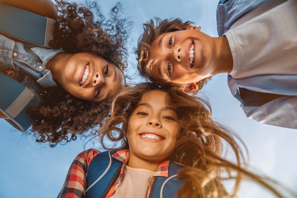 Préadolescents au sourire sain