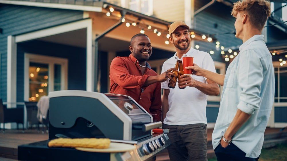 Amis lors d'un barbecue estival