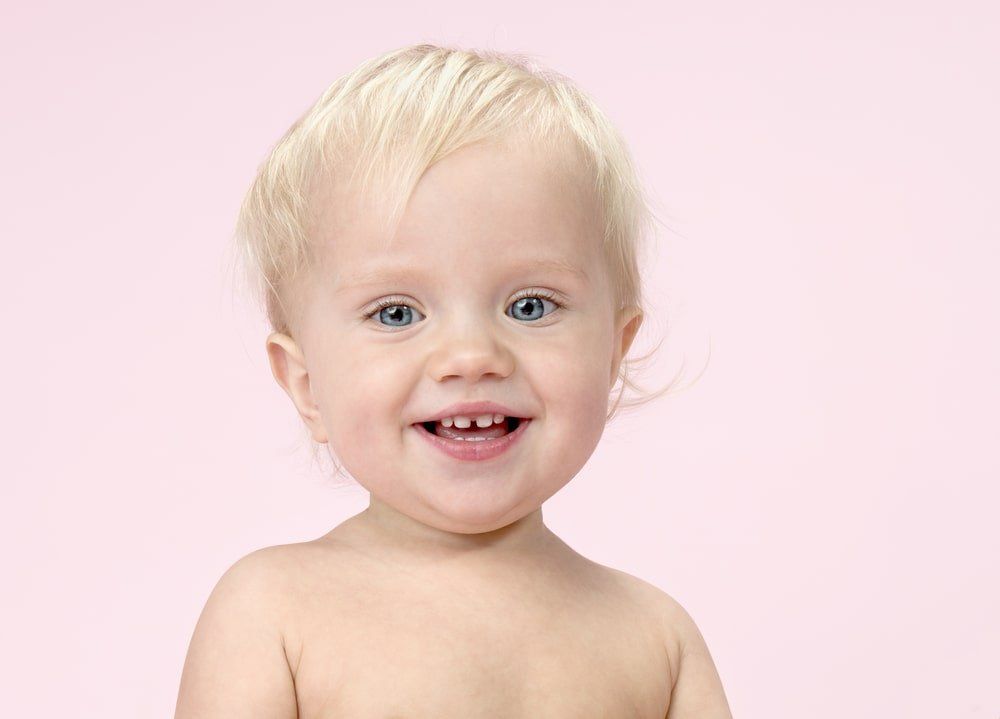 bébé qui montre ses petites dents