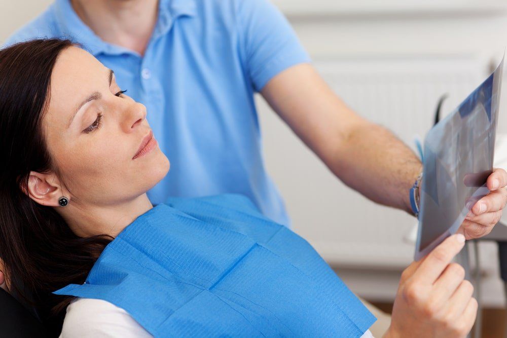 Dentiste qui démontre l'état de santé buccodentaire