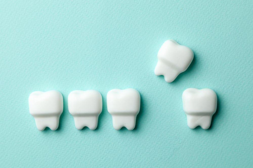 petites dents de plastique dont l'une est retirée