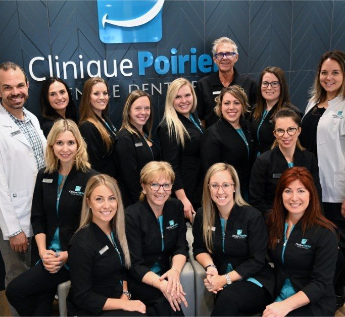 L’équipe de la Clinique Poirier réunie devant le logo de la clinique