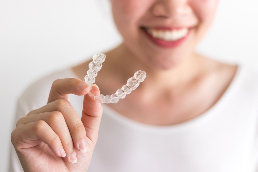femme qui montre son appareil Invisalign