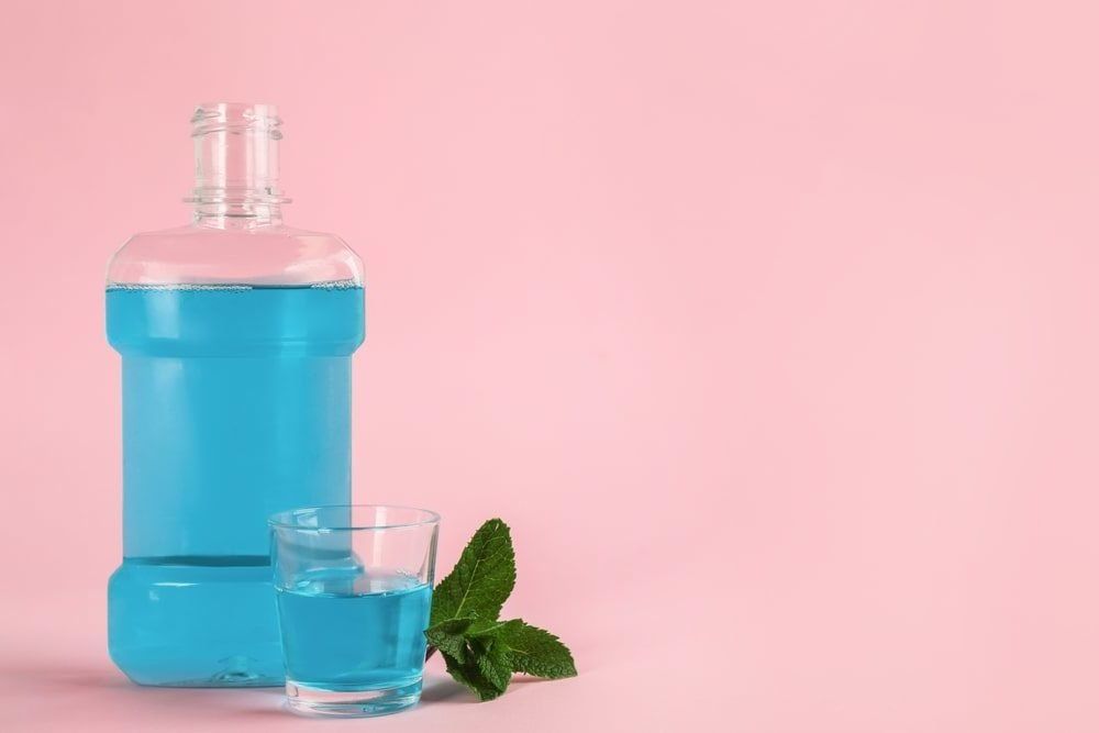 rince-bouche sur fond rose