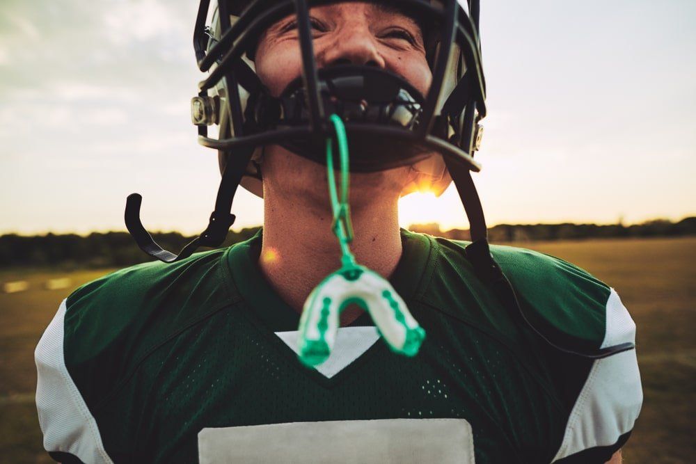 joueur football avec protecteur buccal