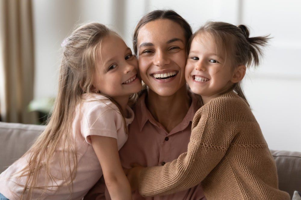femme et fillettes préparant un rendez-vous dentaire