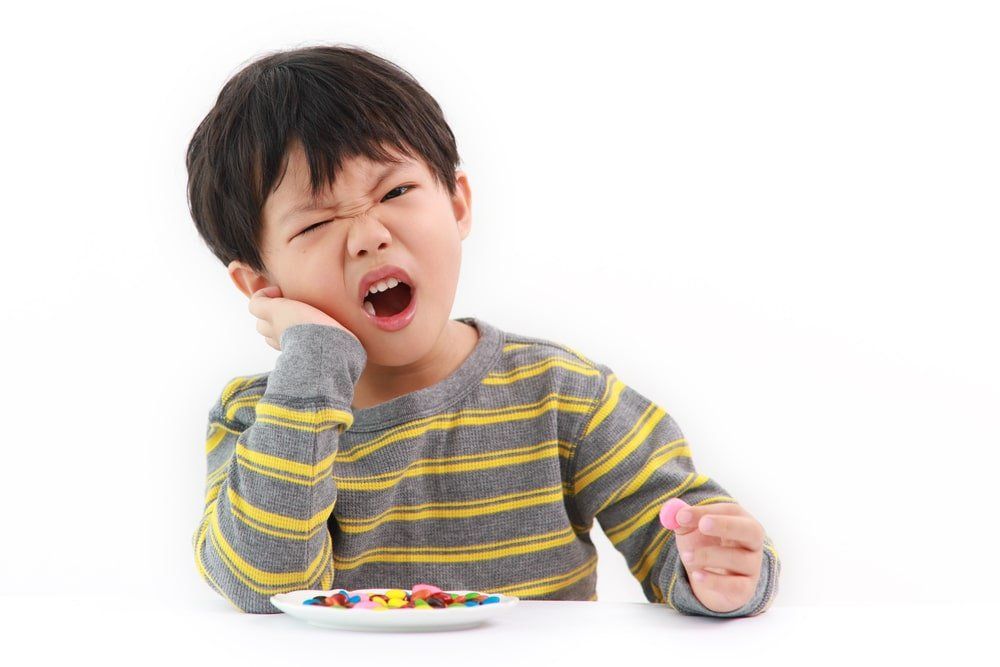 enfant souffrant de carie douloureuse