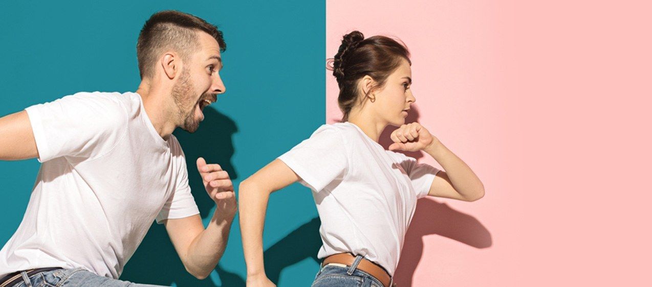 Un homme et une femme courent vers la droite, sur fond turquoise et rose.