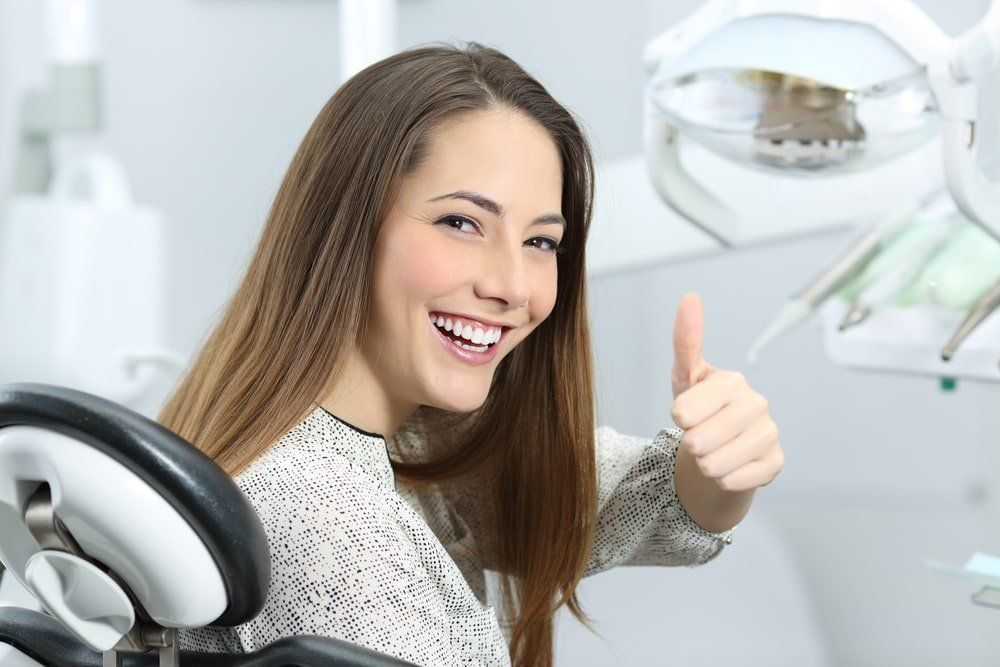 femme satisfaite chez le dentiste
