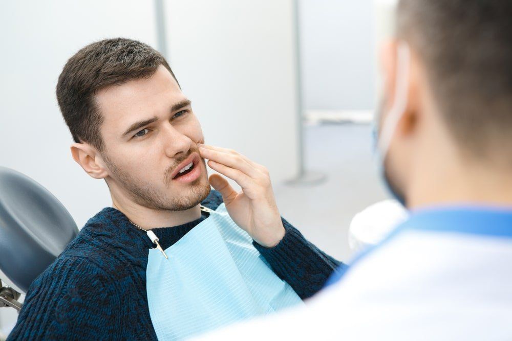 Homme qui consulte pour un abcès dentaire