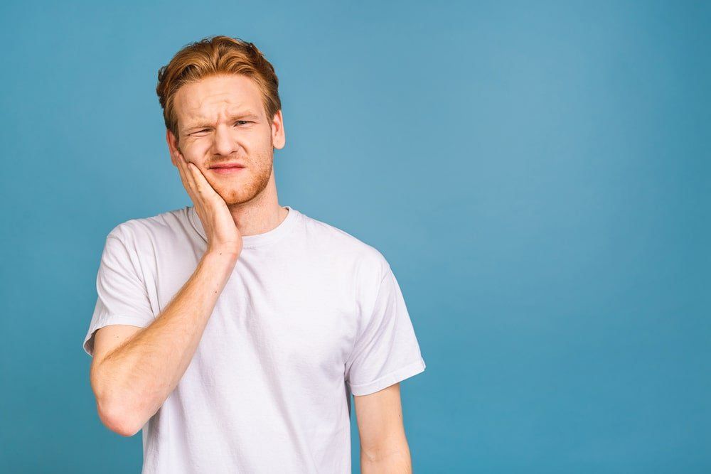 Un jeune homme a une douloureuse rage de dents