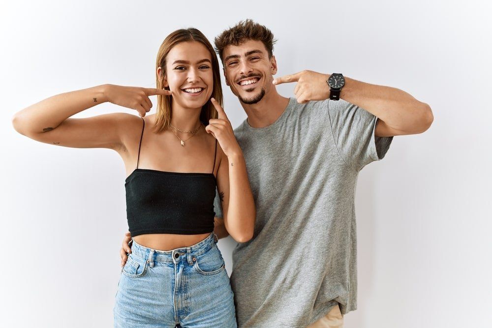 Un jeune couple prend de bonnes résolutions pour sa santé buccodentaire