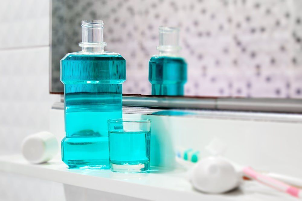 Bouteille de rince-bouche sur le bord d'un lavabo