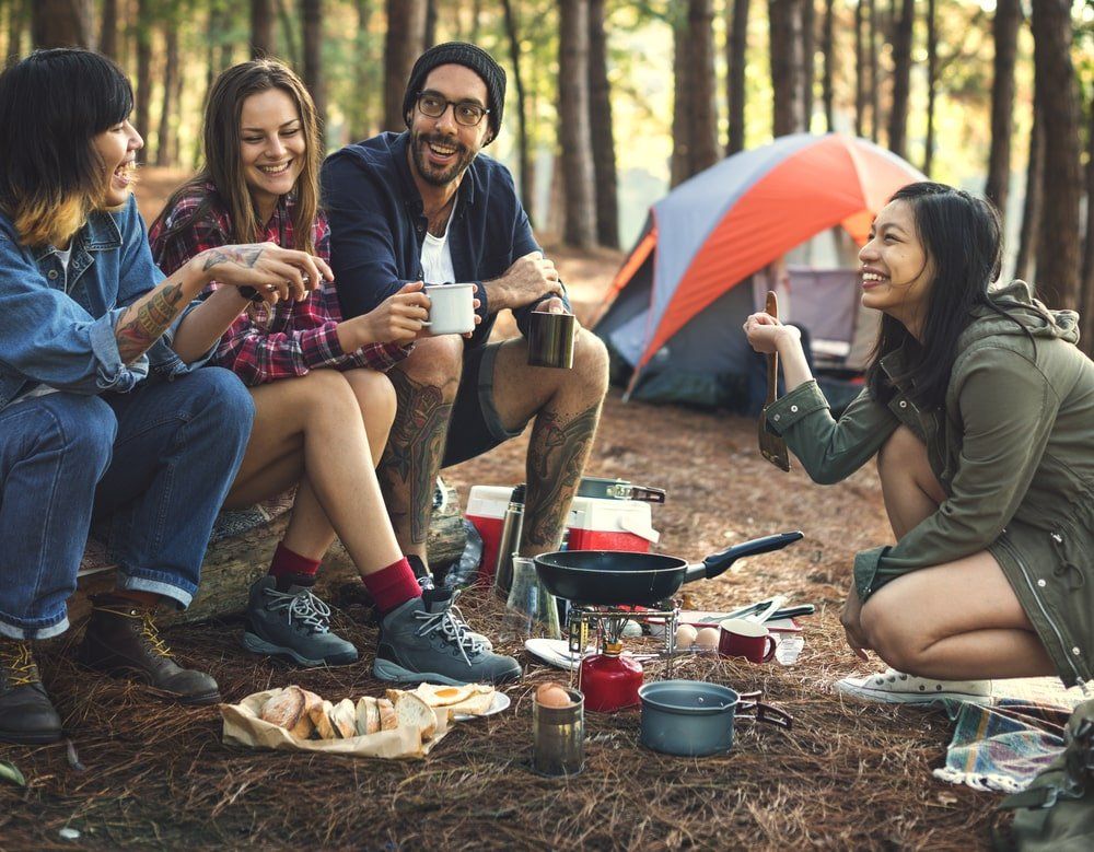 groupe souriant en camping
