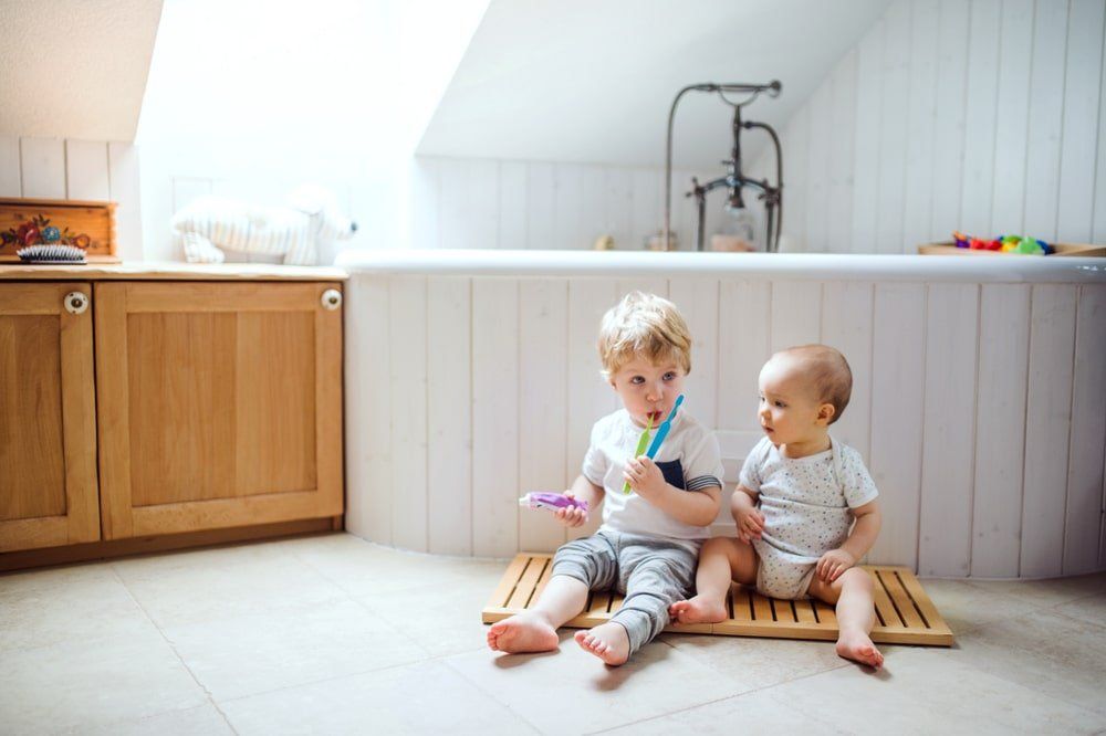 jeunes enfants avec des brosses à dents