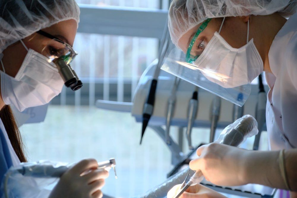 dentistes qui procèdent à une chirurgie dentaire