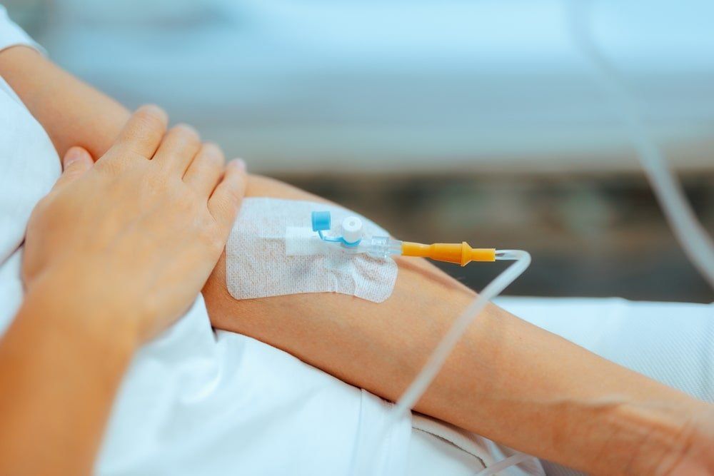 Une sédation intraveineuse est administrée pour une chirurgie dentaire