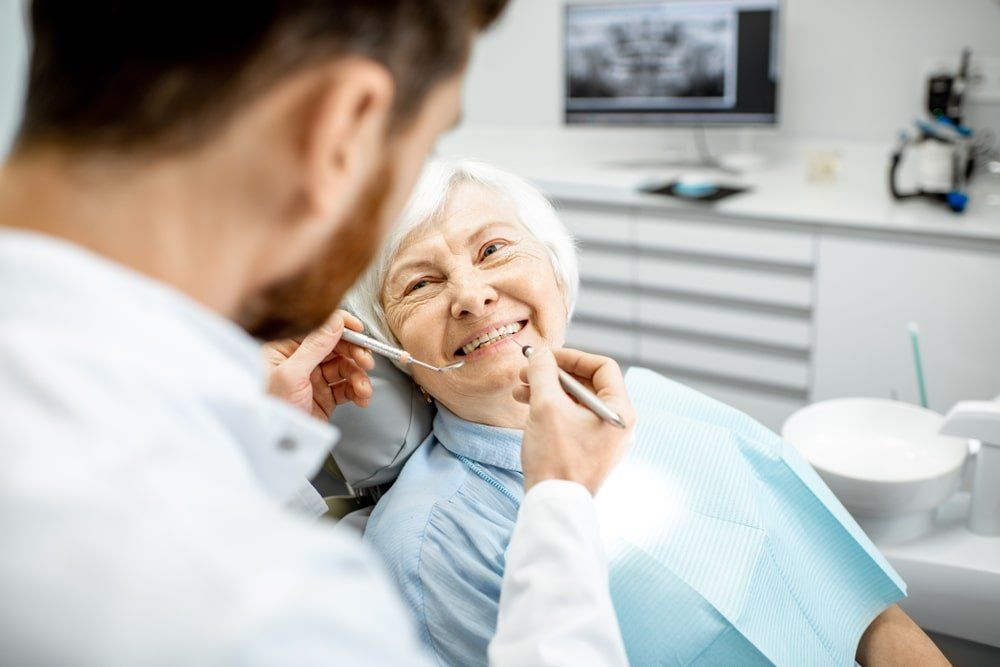 femme âgée avec son dentiste