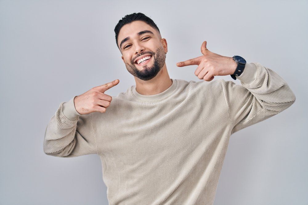 Un homme avec un beau sourire blanc