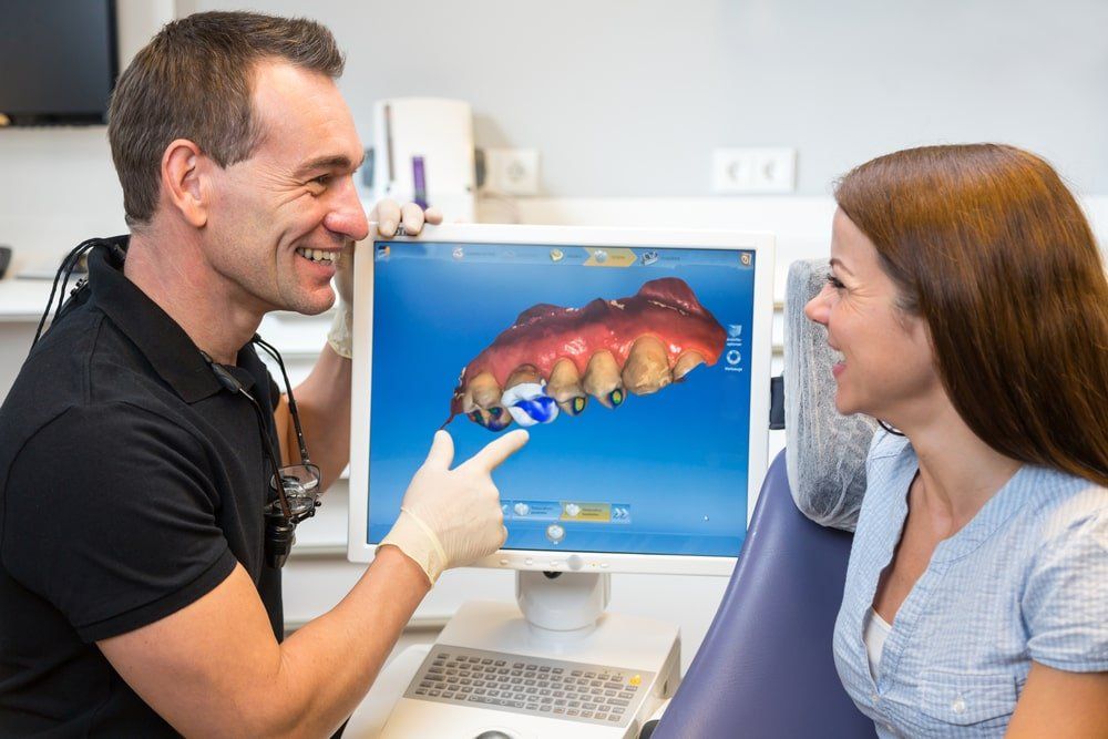 Dentiste utilisant la technologie pour expliquer un traitement