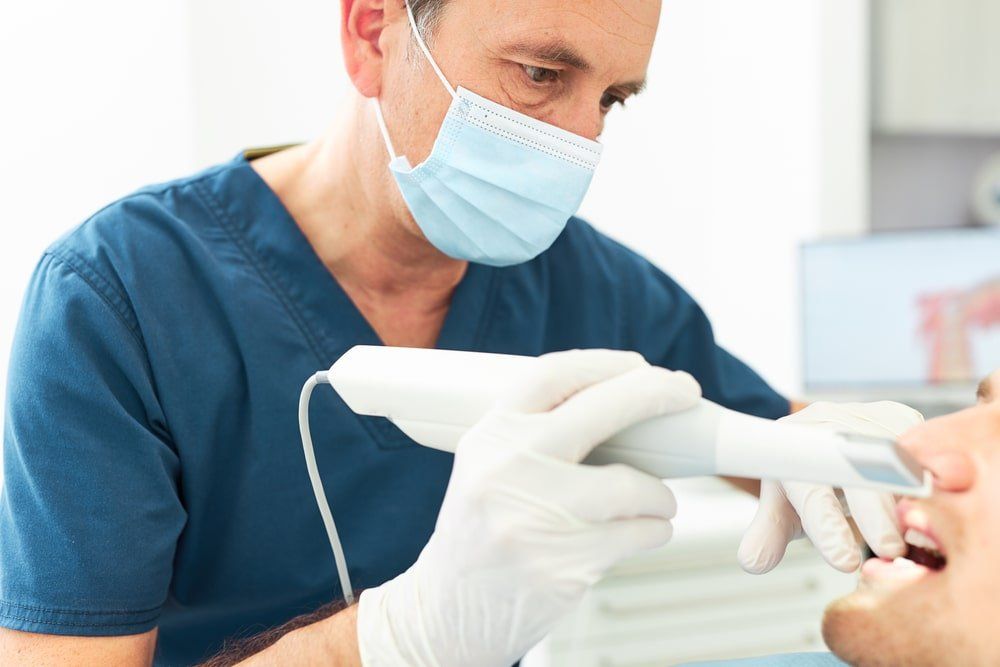 Dentiste utilisant un scanneur oral