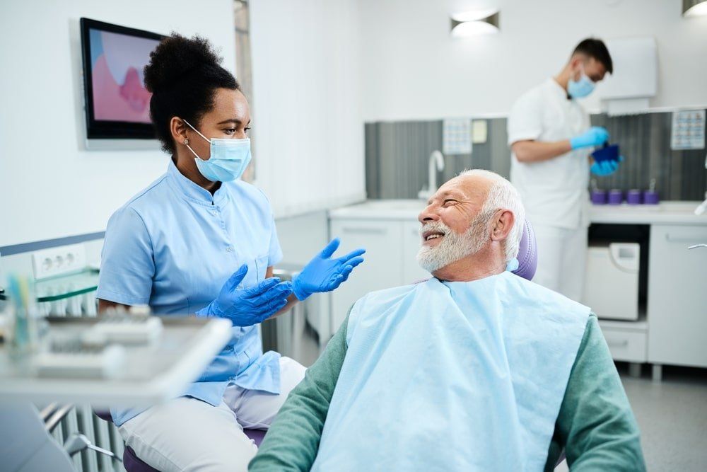 Un homme pendant sa visite chez le dentiste